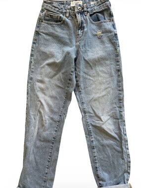 Cotton-on Mom Jean Light Denim wash high-waisted straight leg ankle jean size 2